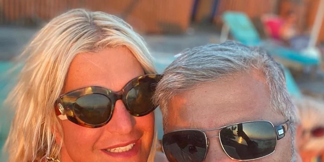 «Μένουμε Αττική» | Το μήνυμα του Γιώργου και της Μαρίνας Πατούλη από παραλία της Αττικής