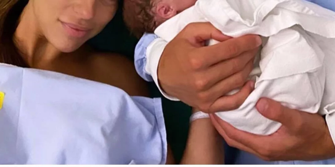 Για τρίτη φορά μπαμπάς γνωστός Έλληνας | Η φωτογραφία από το μαιευτήριο