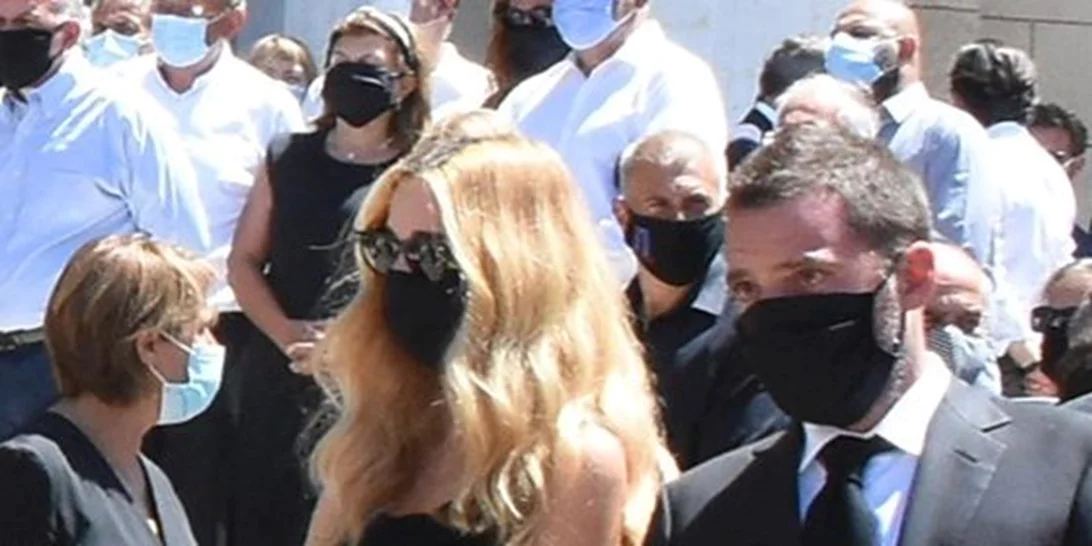 Συντετριμμένη η Δούκισσα Νομικού στην κηδεία του πεθερού της, Σάββα Θεοδωρίδη