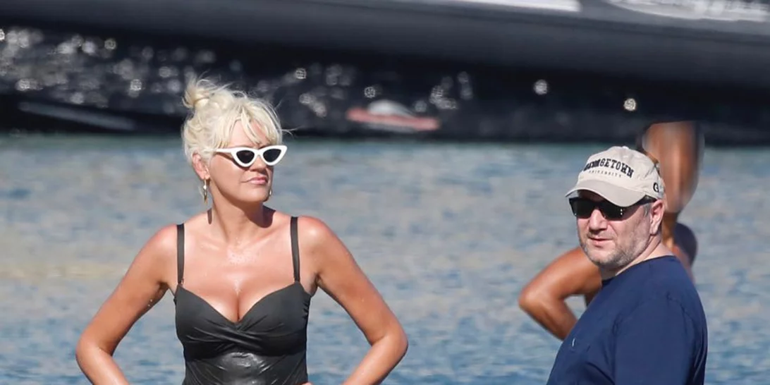 Σάσα Σταμάτη | Με λευκό ψηλόμεσο μαγιό σε παραλία της Μυκόνου με τον Παύλο Βαρδινογιάννη