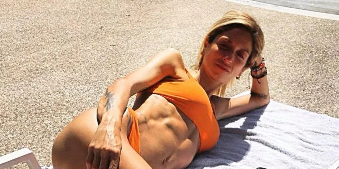 Οι 10 καλύτερες εμφανίσεις της Σοφίας Καρβέλα με μαγιό | Τα μονόχρωμα μπικίνι που προτιμά