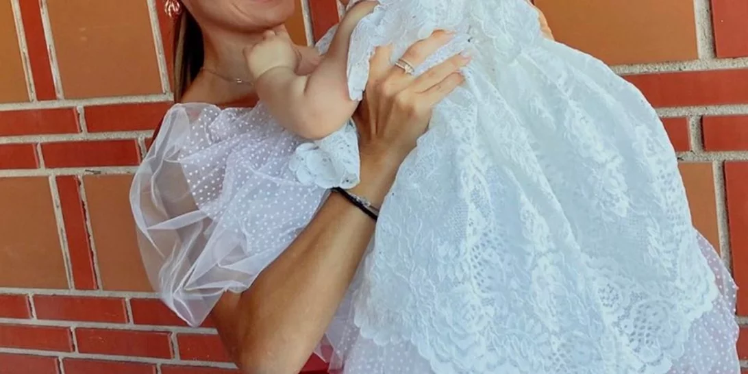 Ελληνίδα παρουσιάστρια έγινε νονά | Το mini φόρεμα που επέλεξε (pics)