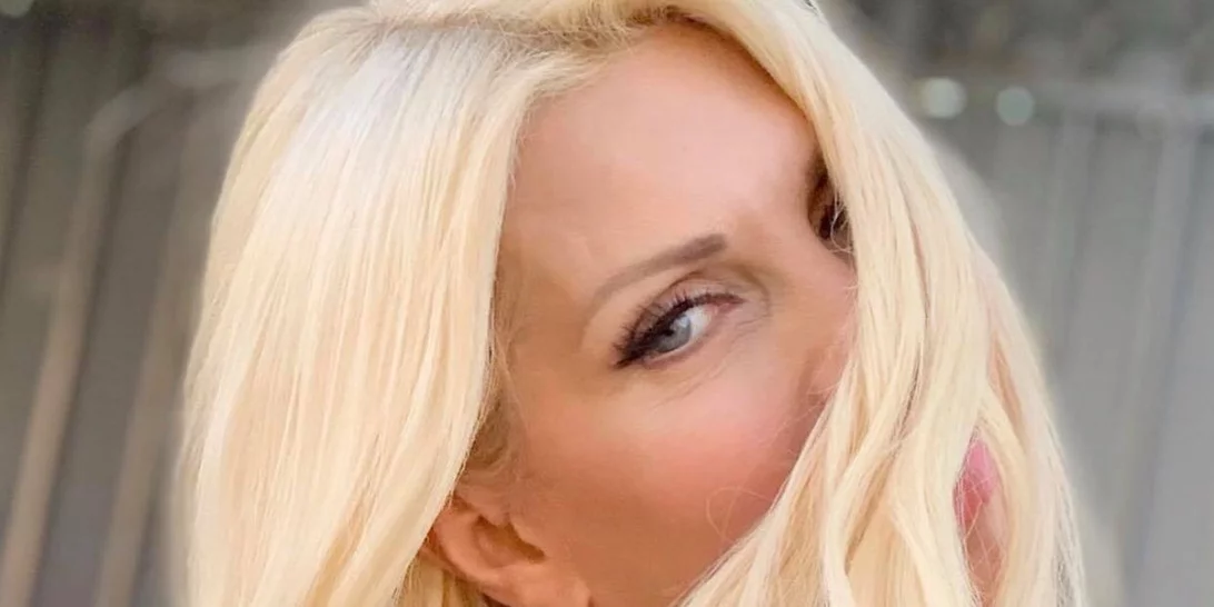 Η Ελένη Μενεγάκη μόλις έβαψε τα μαλλιά της