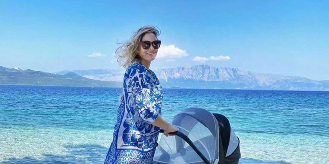 Anita Brand | Η νέα φωτογραφία από την παραλία με τον ενός μηνός γιο της