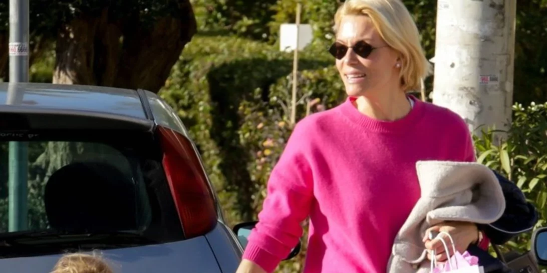 «Μητέρα και κόρη» | Η τρυφερή φωτογραφία της Βίκυς Καγιά με την κατάξανθη Μπιάνκα στη θάλασσα