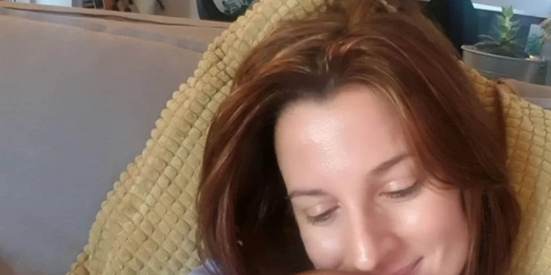 Νίκη Λυμπεράκη | Ο γιος της είναι "γαντζωμένος" στην αγκαλιά της και εκείνη λάμπει από ευτυχία