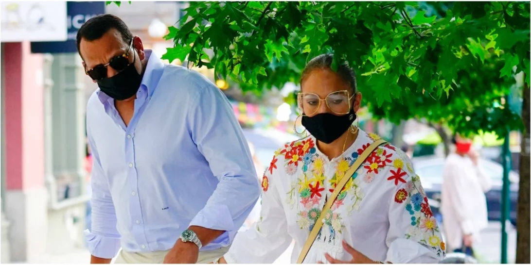 H JLo φόρεσε το πιο όμορφο καλοκαιρινό Valentino φόρεμα σε βόλτα της με τον A-Rod