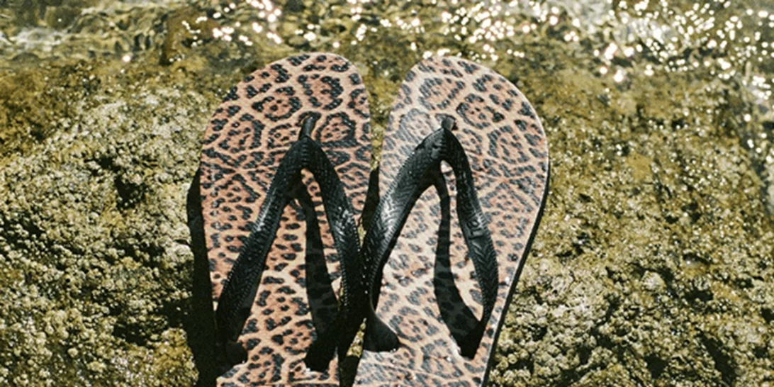 Havaianas & Saint Laurent ενώνουν τις δυνάμεις τους και το αποτέλεσμα είναι μοναδικό