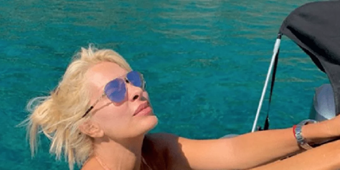 Οι κοιλιακοί της Ελένης Μενεγάκη | Ποζάρει με ροζ μπικίνι πάνω σε σκάφος (pic)