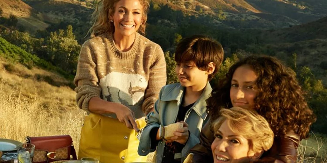 Jennifer Lopez | Με τα δίδυμα και τη μητέρα της στη νέα καμπάνια της Coach