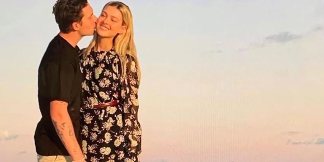 Victoria Beckham | Φωτογραφίζει τον γιο της Brooklyn και την αρραβωνιαστικιά του στην Ελλάδα