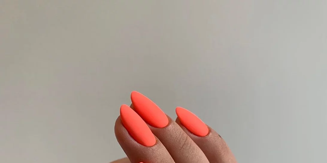 Τα χρώματα στα νύχια που αναδεικνύουν την ηλιοκαμένη επιδερμίδα