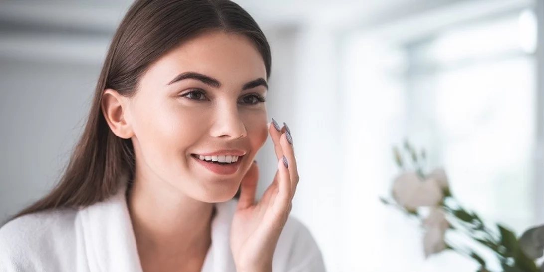 Ρετινόλη, Βιταμίνη C, AHA, BHA | Να τα χρησιμοποιήσω στην πρωινή ή τη βραδινή ρουτίνα;