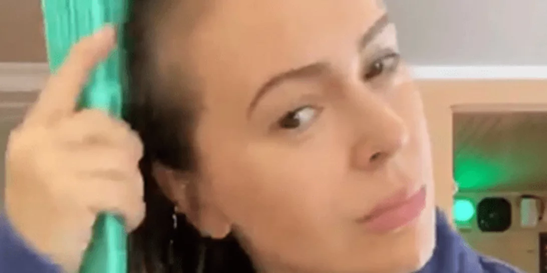 Alyssa Milano | Δείχνει πώς της πέφτουν τα μαλλιά από τον κορονοϊό - Έχει ακόμα συμπτώματα (vid)