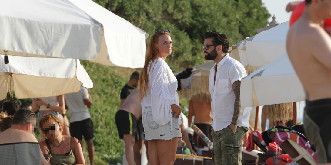 Σίσσυ Χρηστίδου & Θοδωρής Μαραντίνης ξανά «μαζί» | Κοινή εμφάνιση σε παραλία της Χαλκιδικής (pics)
