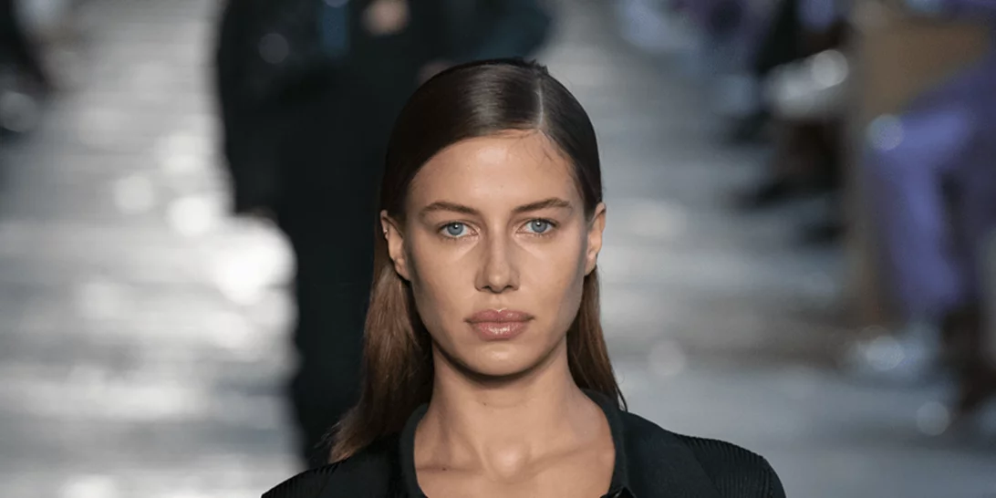 H νέα αγαπημένη του Brad Pitt σε σόου στην Εβδομάδα Μόδας του Μιλάνου