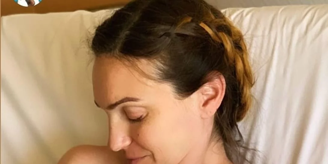 Εξιτήριο από το μαιευτήριο για την αθλήτρια, Μορφούλα Ντώνα | Το λιτό φόρεμα και το καλωσόρισμα στο σπίτι (pics)