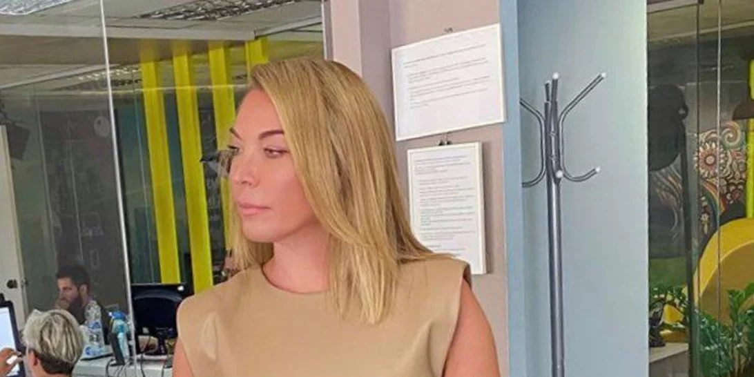 Τατιάνα Στεφανίδου | Ποζάρει πιο ξανθιά από ποτέ με mini φόρεμα - Τα δίμετρα καλλίγραμμα πόδια της και το photobombing από τον Νίκο Ευαγγελάτο