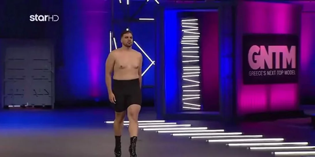 GNTM | Αυτός είναι ο υποψήφιος με τα ψηλοτάκουνα και το κολάν που τρέλανε τους κριτές - "Είσαι θεός" (vid)