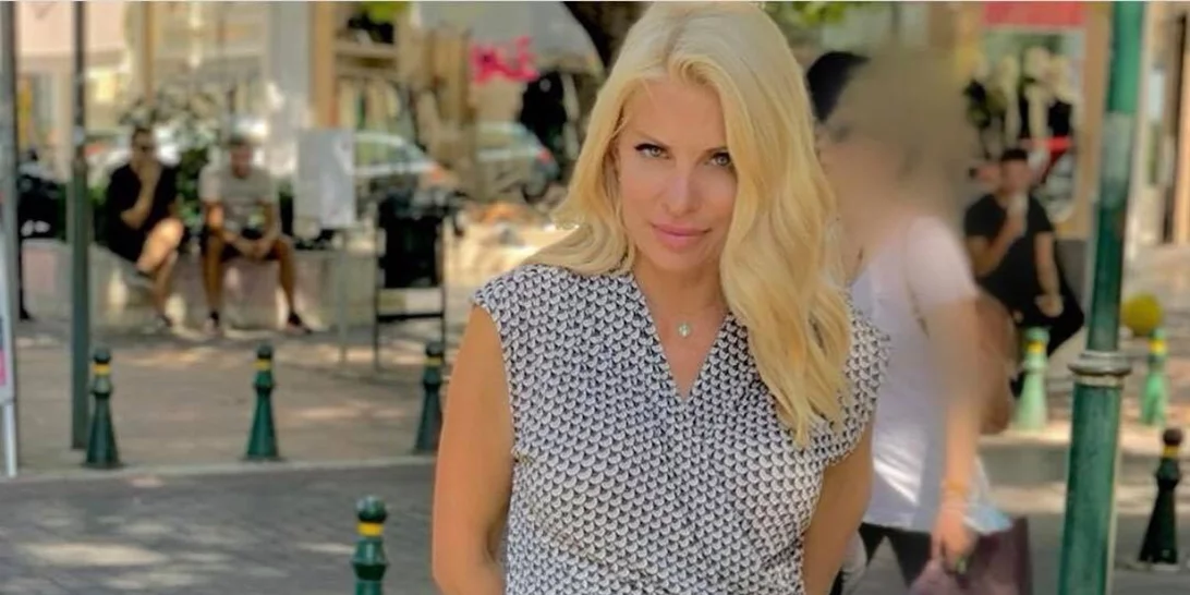 Ελένη Μενεγάκη | Απλή αλλά εντυπωσιακή με maxi φόρεμα στη βόλτα της στην Κηφισιά (pics)