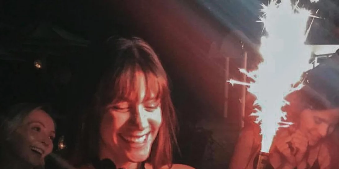 Γενέθλια για τη Νίκη Θωμοπούλου | Το πάρτι στο μαγαζί του Γιάννη Μαρακάκη, η εντυπωσιακή τούρτα και η ηλικία της