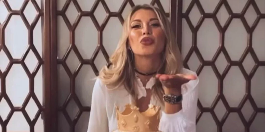 Γενέθλια για την Κωνσταντίνα Σπυροπούλου | Η τεράστια Queen Dina τούρτα, η ηλικία της και οι αναρτήσεις του Βασίλη Σταθοκωστόπουλου