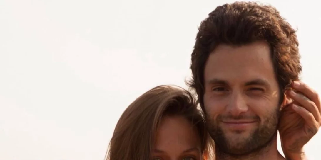 It's a Boy | H Domino Kirke κρατάει στην αγκαλιά της το πρώτο της παιδί με τον Penn Badgley