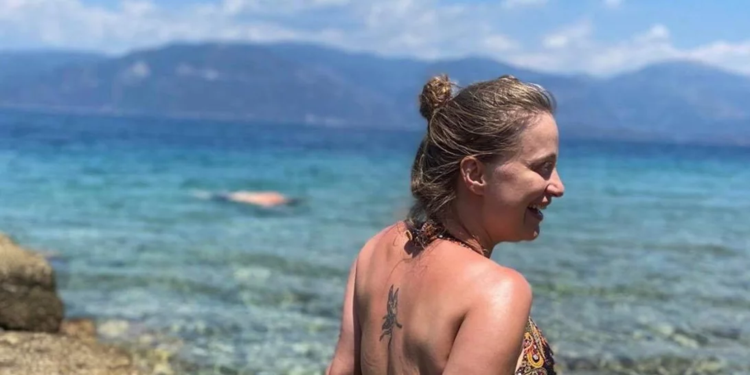 Λένα Δροσάκη | Ποζάρει με μπικίνι δύο μήνες μετά τη γέννα στον φακό του Αλέξανδρου Μπουρδούμη