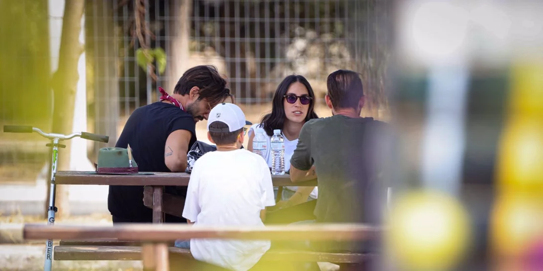 Ραφαέλα Ψαρού | Έξοδος με τον Γιώργo Καράβα με μίνι τζιν σορτσάκι