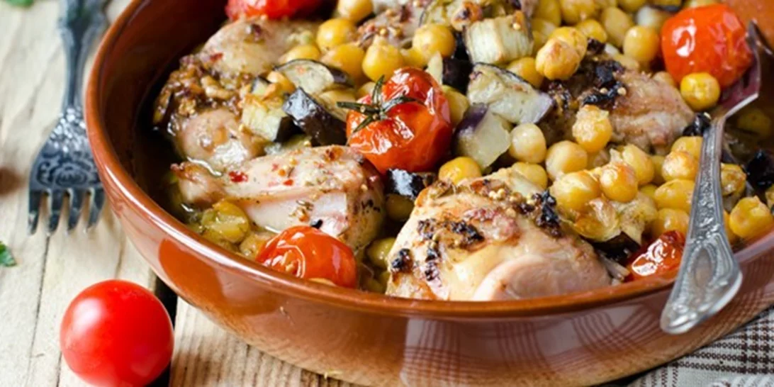 Κοτόπουλο με ρεβίθια και άρωμα λεμονιού