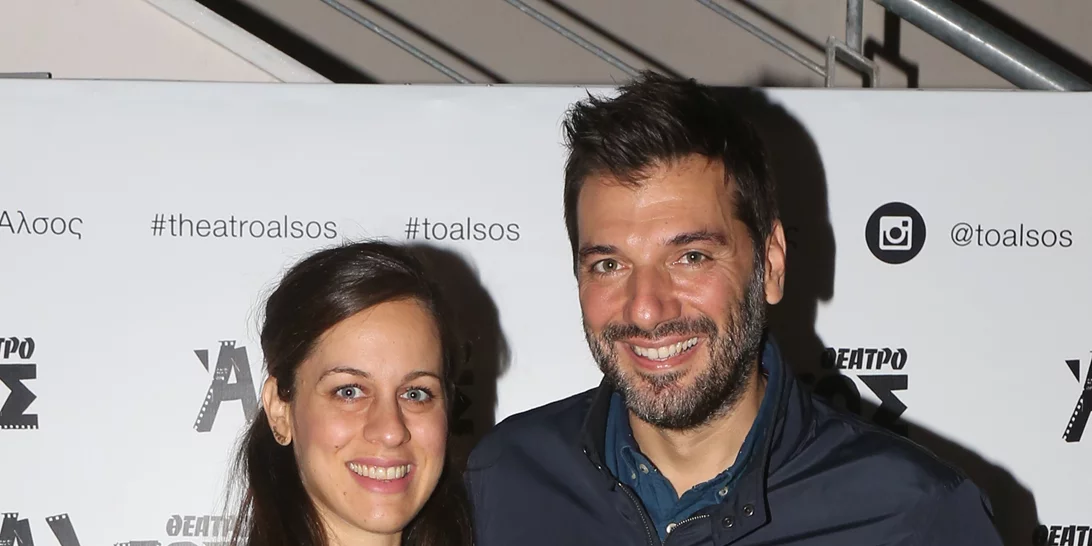 Παναγιώτης Χατζηδάκης - Χαρά Σαράντη | Θεατρική έξοδος λίγο πριν γίνουν γονείς για πρώτη φορά - Το άνετο φόρεμα της εγκυμονούσας