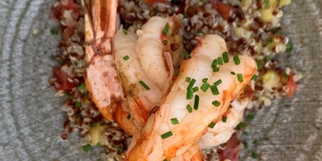 Λευκή και κόκκινη κινόα με ψητές γαρίδες και lime mirin dressing του Τάσου Αλμπάνη