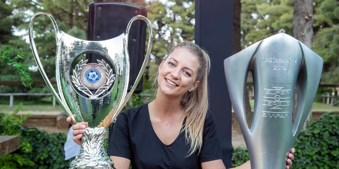 J2US | Η ανιψιά του Ιβάν Σαββίδη παίρνει τη θέση της Βίκυς Κάβουρα