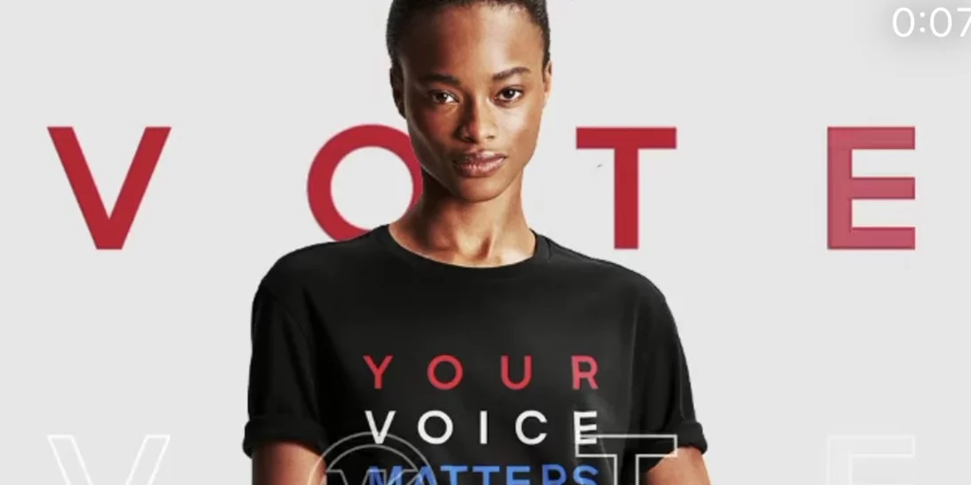 Ο Michael Kors ενθαρρύνει με το t-shirt «Vote» τους Αμερικανούς να προσέλθουν στις κάλπες