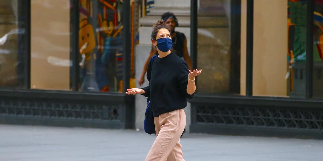 Η Katie Holmes συνδύασε τη φόρμα της με σακάκι