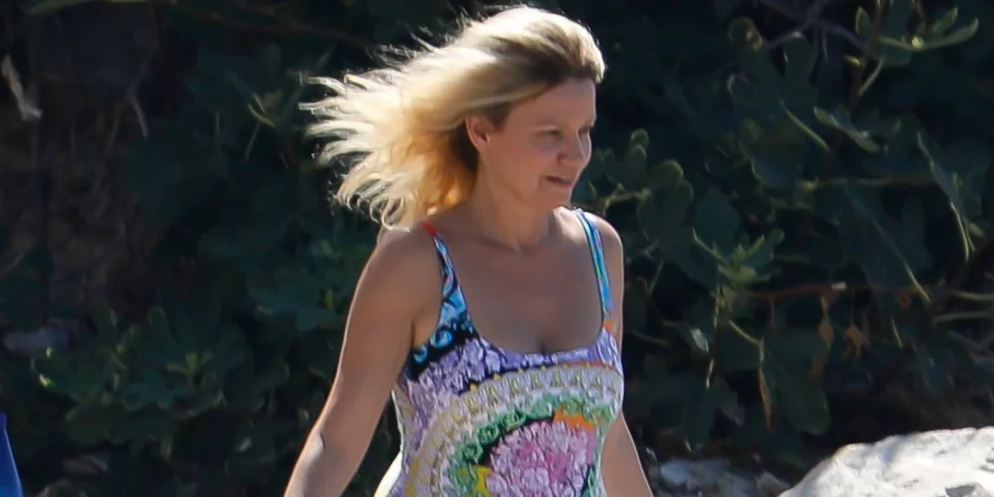 Παναγιώτα Βλαντή | Με colourful ολόσωμο μαγιό για μπάνιο στην Ύδρα