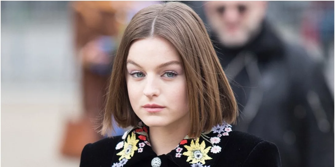 Emma Corrin | Οι 8 εμφανίσεις που αποκαλύπτουν το στιλ της νέας "Πριγκίπισσας Diana"