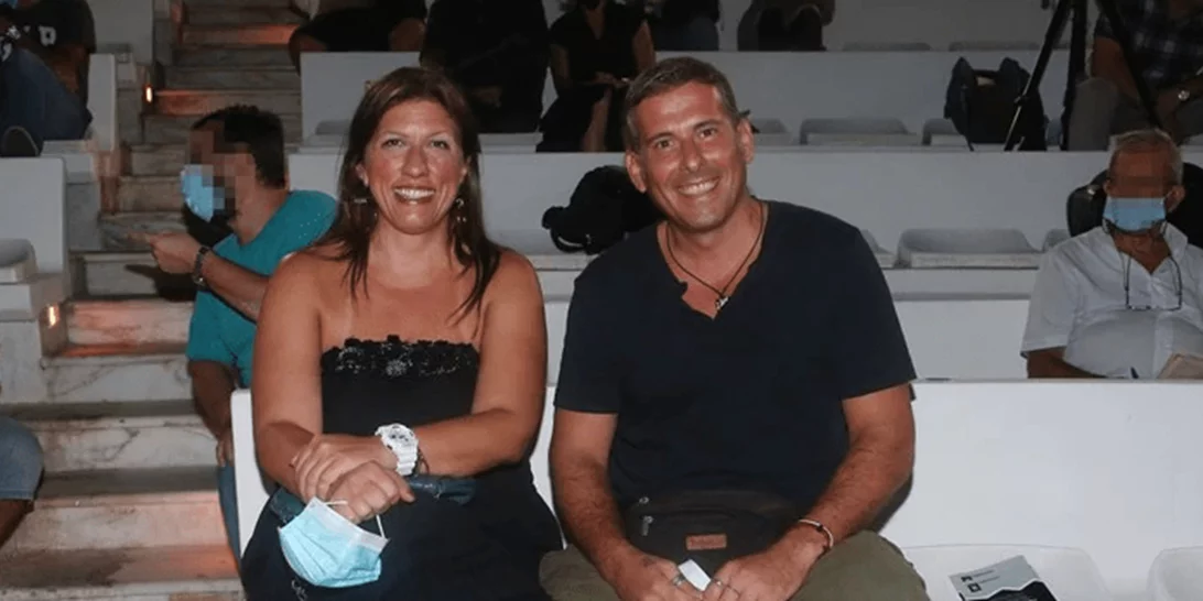 Ζωή Κωνσταντοπούλου | Με στράπλες φόρεμα πήγε θέατρο μαζί με τον σύντροφό της