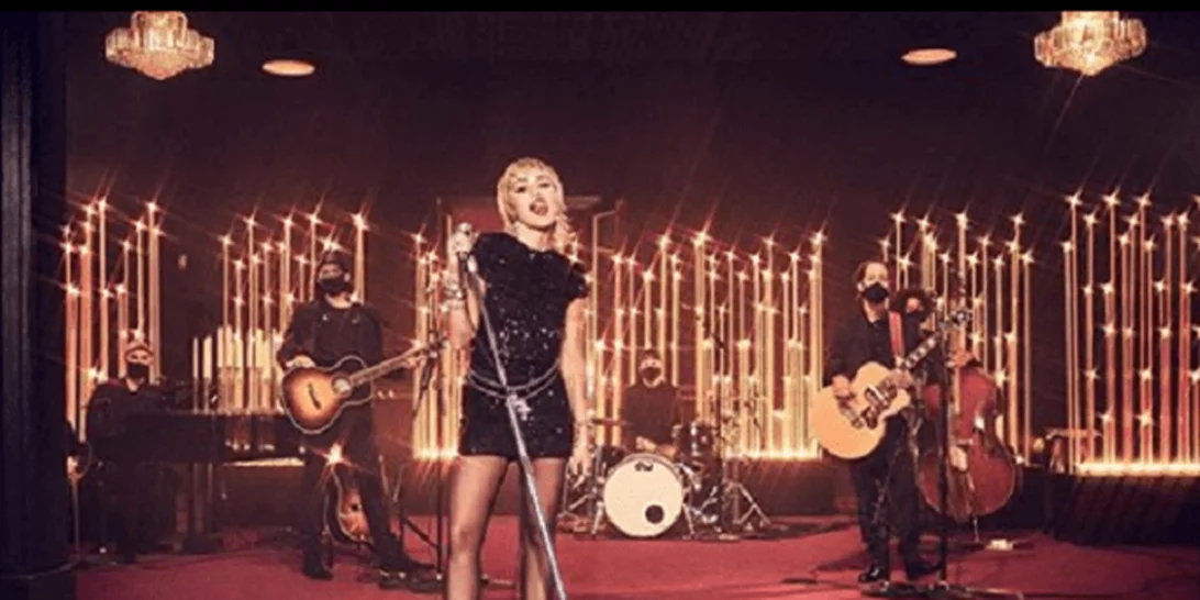 Miley Cyrus | Τραγουδά το «My Future» της Billie Eilish