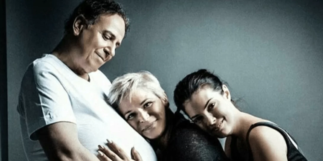 O Χάρης Ρώμας ποζάρει με κοιλιά εγκύου στο εξώφυλλο freepress περιοδικού