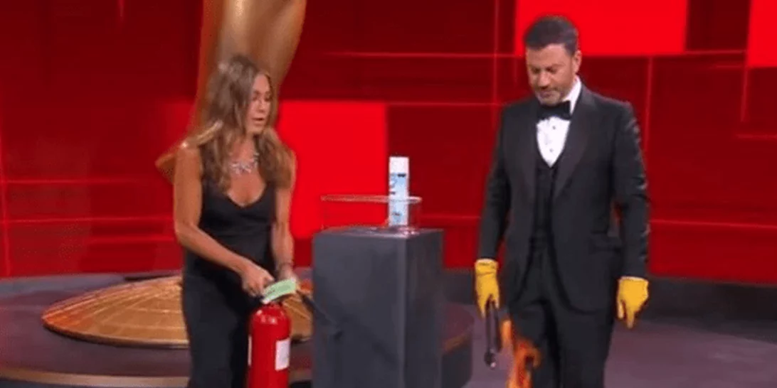 Βραβεία Emmy | Η Jennifer Aniston έσβησε... φωτιά επί σκηνής (vid)