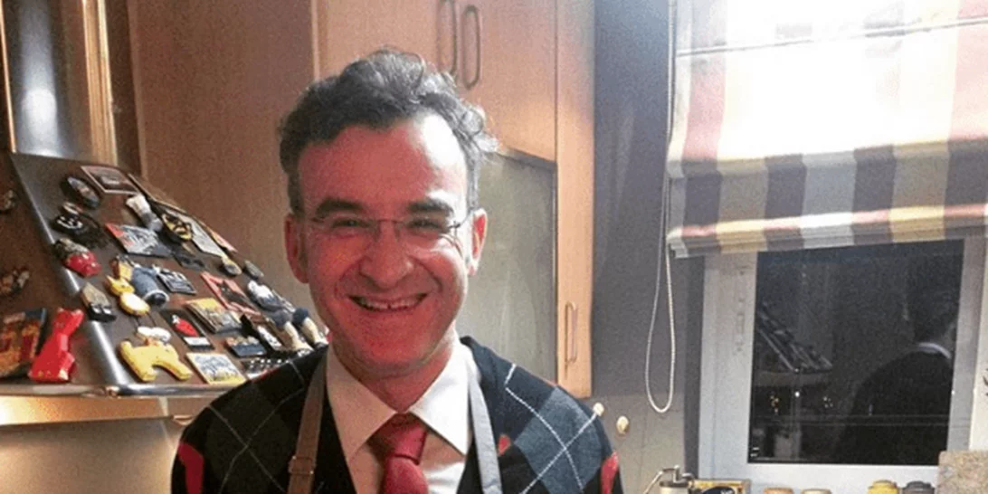 Νίκος Ορφανός | Στο «ψαγμένο» και γεμάτο βιβλία σπίτι του ηθοποιού στο οποίο ζει με την υπέροχη οικογένειά του