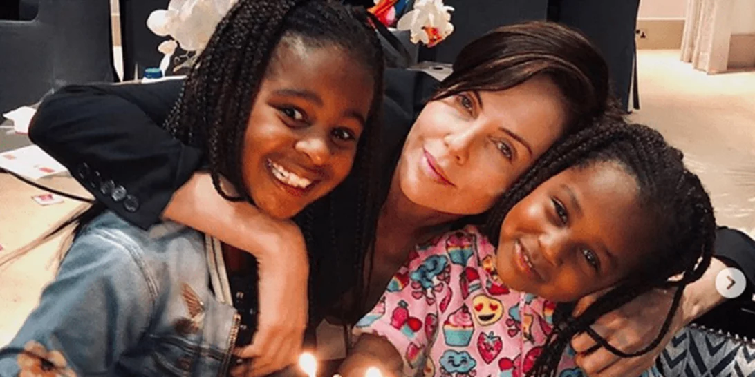 Charlize Theron | Η σπάνια φωτογραφία με τις κόρες της που ανέβασε στο Instagram