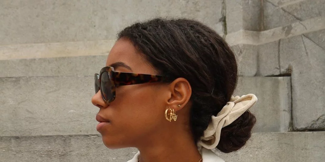 Oversized Scrunchie | Το πιο hot αξεσουάρ μαλλιών της σεζόν και πώς να το φορέσεις