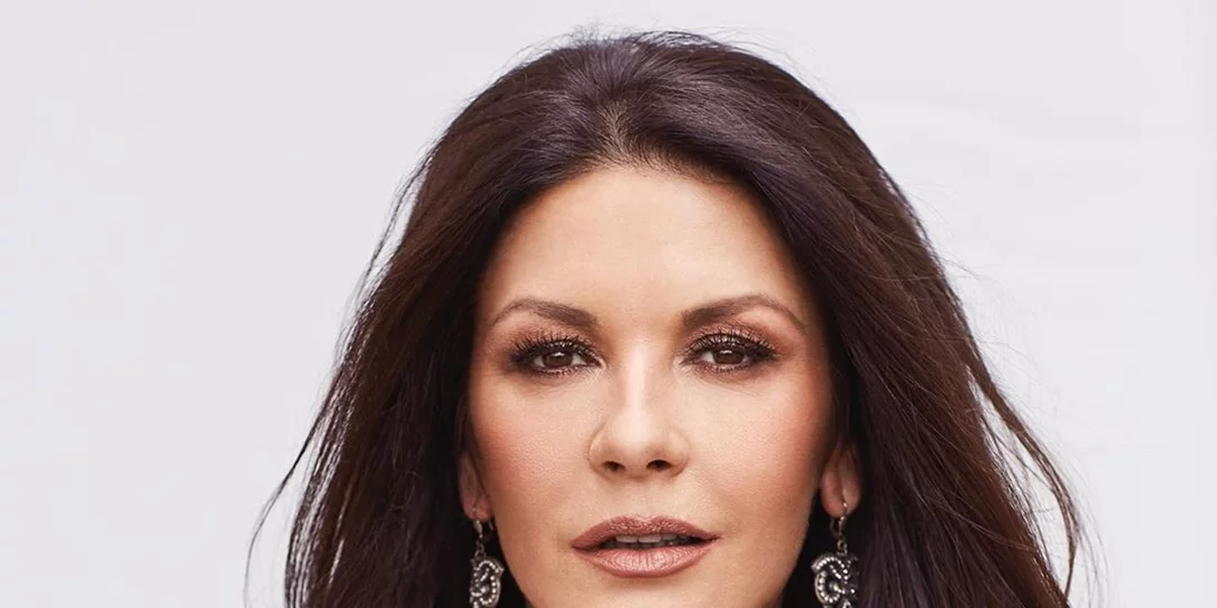 Τέλος τα μακριά μαύρα μαλλιά για την Catherine Zeta-Jones | Η αλλαγή στο hair look της μετά από πολύ καιρό