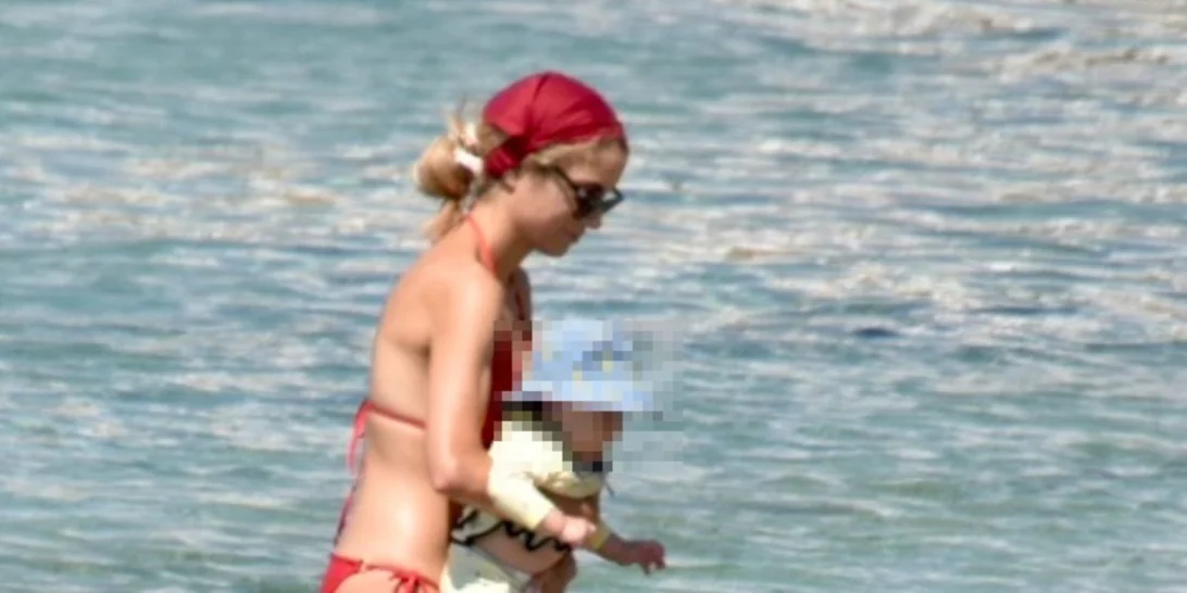 Δούκισσα Νομικού | Στη θάλασσα με τον δύο ετών γιο της, Σάββα