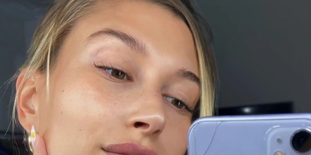 Hailey Bieber | Δες το (τέλειο) νέο tattoo στο δάχτυλό της