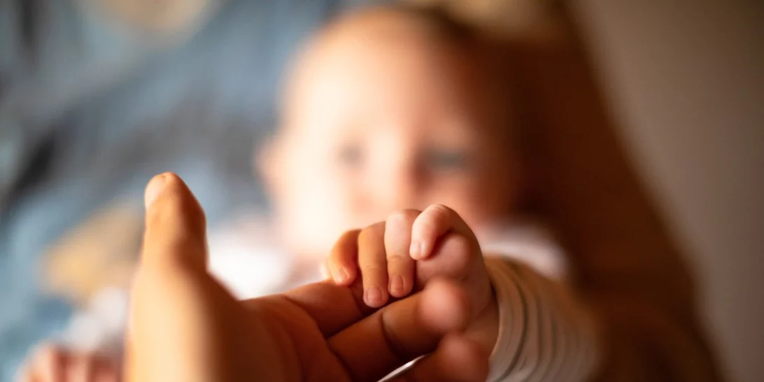 Ανάλυσέ το | Η "ψευτοαγάπη" που έχουμε δεχτεί στην παιδική μας ηλικία και επηρεάζει τις σχέσεις μας