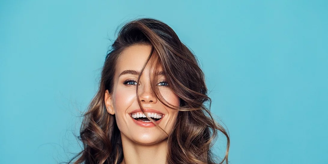 Πώς μακραίνουν τα μαλλιά; Το βήμα που λείπει από τη hair care ρουτίνα σου