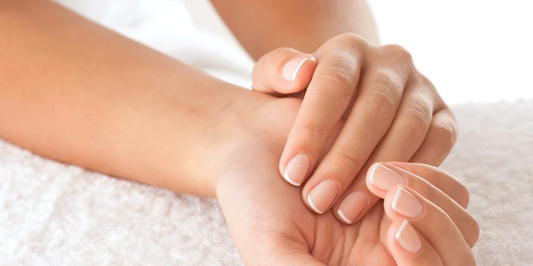 Χρειάζεται όντως να «αναπνέουν» τα νύχια; Καταρρίπτουμε τους πιο διαδεδομένους μύθους για τα νύχια